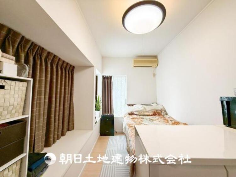 内装 【居室】爽やかな空間演出とセンス良く纏められた室内は良質な寛ぎ空間。そこで暮らす大切な人達のことを考え造りこんだ空間は日々の生活に安らぎを与えてくれます。