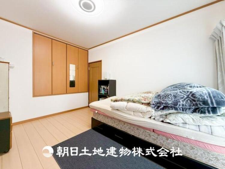 内装 【居室】大切な家族一人ひとりの大切な個別空間。趣味・感性で個性的に飾って頂けるようシンプルに仕上げてあります。自分時間を充実させながら心豊かなひとときを過ごすための大切な空間。