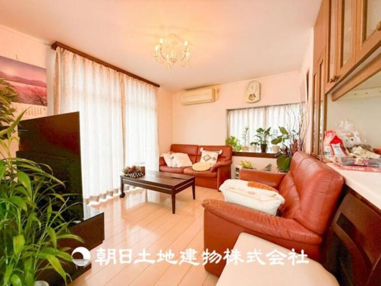 居間 【リビング】1日の中で最も長い時間を過ごすことになるリビングだからこそ、いつも笑顔があふれる空間であるように。広々とした空間から幸せな未来を。