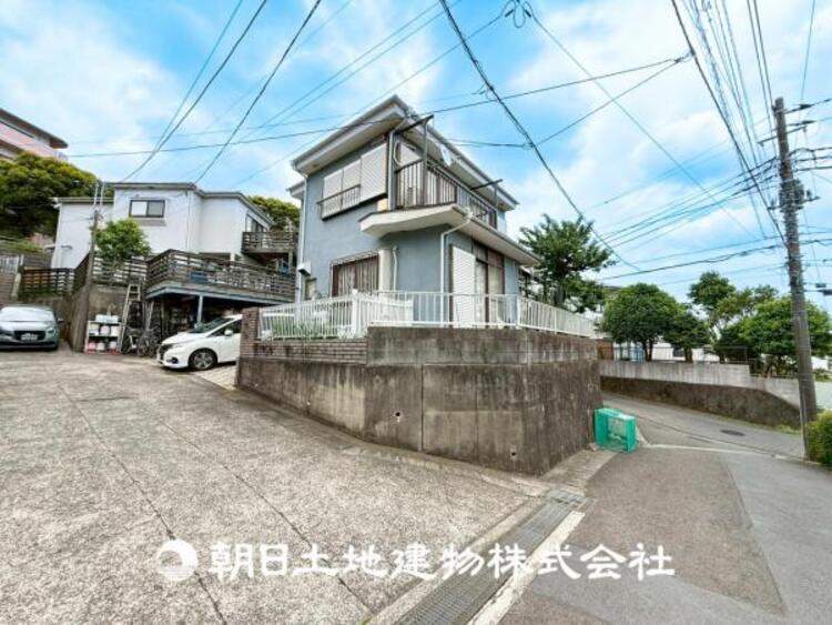 外観 【外観写真】表現された空間はたくさんの光を浴び、風を感じ、暮らしの時間を豊かにしてくれます。デザインされた空間と競い合うかのような充実した建物と共に大切な家族の思い出を刻んでいきます。