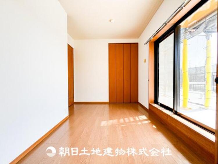 内装 【居室】一人で過ごす空間は音楽を聴いたり読書をしたりと趣味を楽しめる空間です。