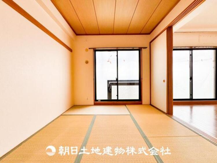内装 【和室】来客時の客室としても利用できますし、お子様のプレイルームやお昼寝に最適なお部屋です。