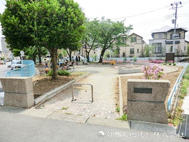 周辺 【青砥第三公園】400ｍ　一戸建てが整然と並ぶ閑静な街並みにある公園です。コンパクトながら遊具やお砂場も設置されており小さなお子様の遊び場にぴったりです。