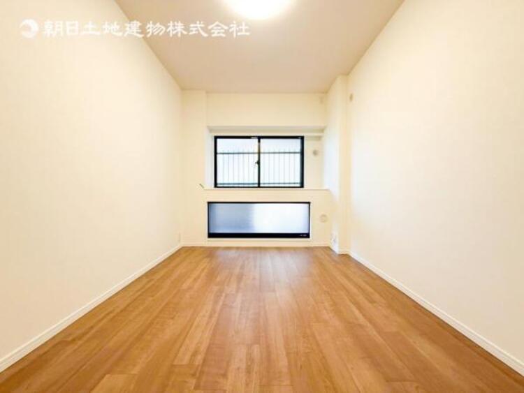 内装 陽光がたっぷりと取り込め大きな窓で広々と安らげる快適空間です窓からの眺めは気持ち良い解放感ある光景！おだやかな寛ぎを届けるお部屋で、趣味などの時間も充実した時間をアイデアや工夫次第で過ごせそうですね！ 