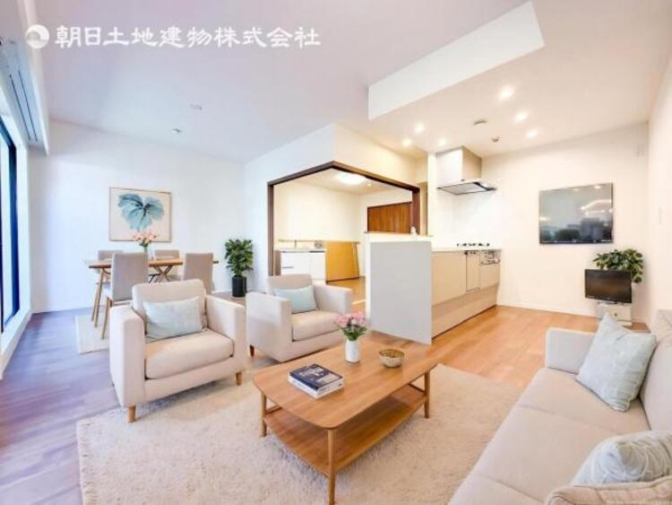 居間 家族の会話や笑顔が行き交うリビングで、子供を走り回らせたい。ダイニングテーブルでゆったり食事を堪能。光と風が溢れる開放的なリビングダイニングには、くつろぎの空間を生み自然と家族みんなが集まってきます 