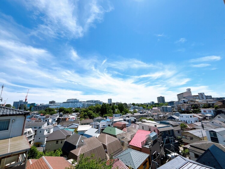バルコニー 窓を開けると広がる青空。心をリフレッシュして日々を過ごしていきましょう。