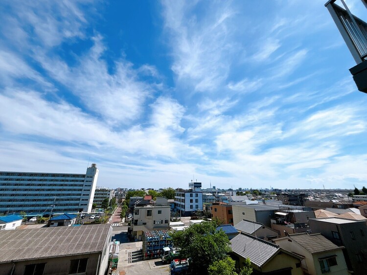 バルコニー 窓を開けると広がる青空。心をリフレッシュして日々を過ごしていきましょう。