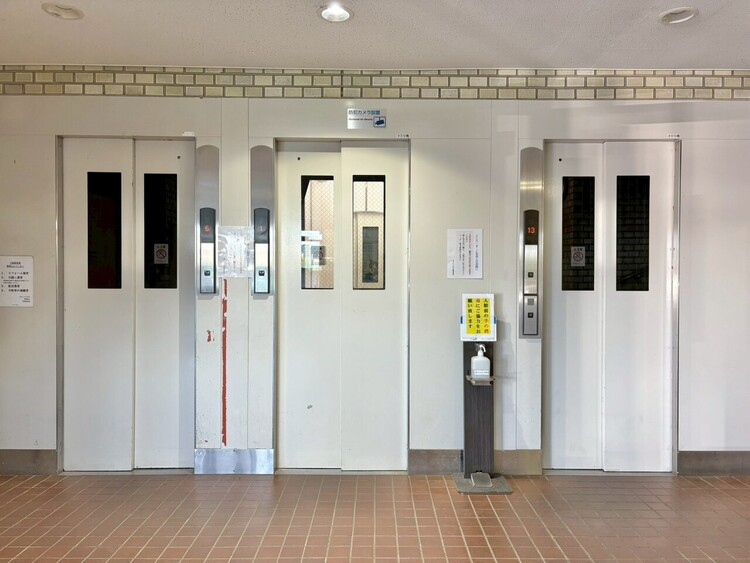 玄関 エレベーターの管理も、きちんと行き届いてます。
