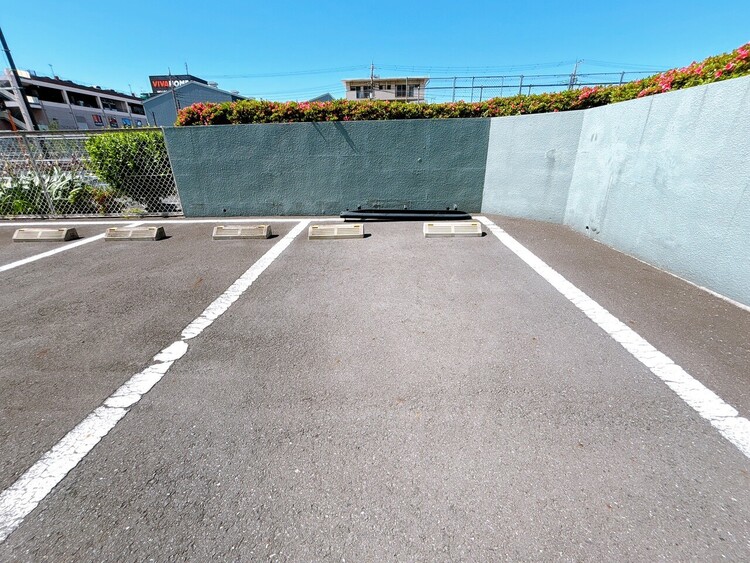 駐車場 本物件の駐車スペースです。車種制限のある場合もございますので、お気軽にお問い合わせくださいませ。