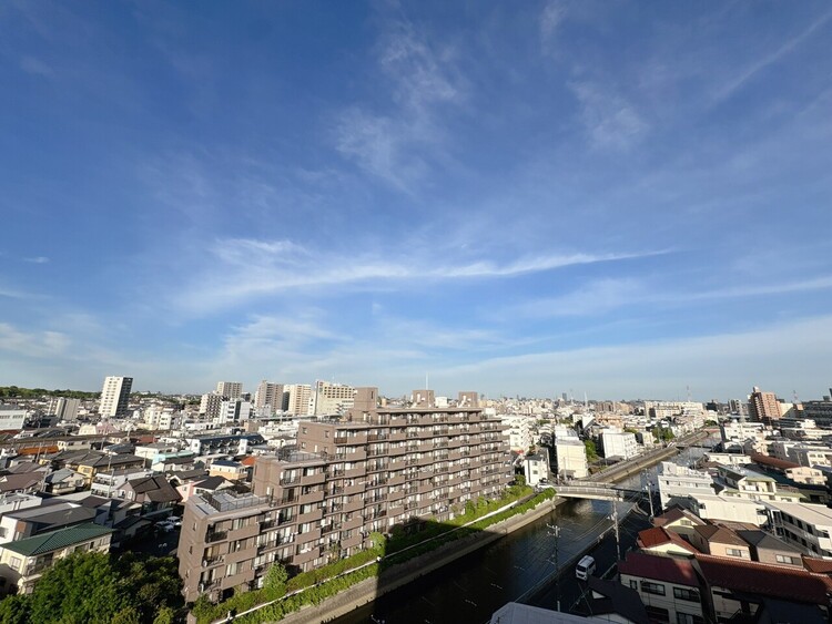 バルコニー 窓を開けると広がる青空。心をリフレッシュして日々を過ごしていきましょう。