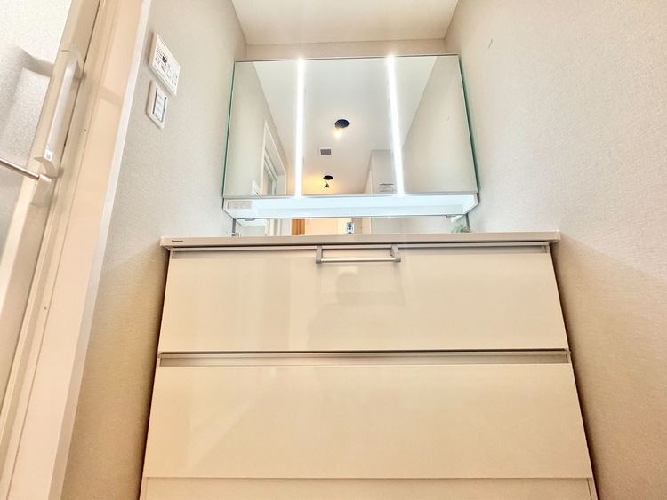 洗面 何かと物が増える場所だからこそ、スッキリと見映えの良い空間に。
