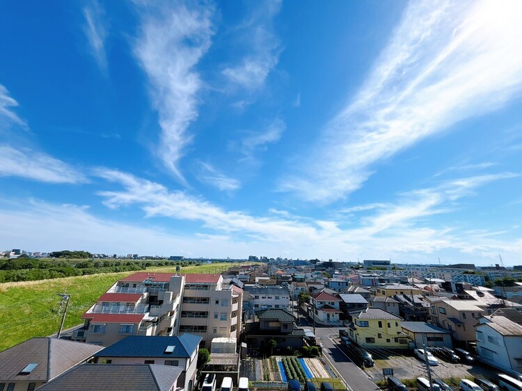 バルコニー 窓を開けると広がる青空。心をリフレッシュして日々を過ごしていきましょう。