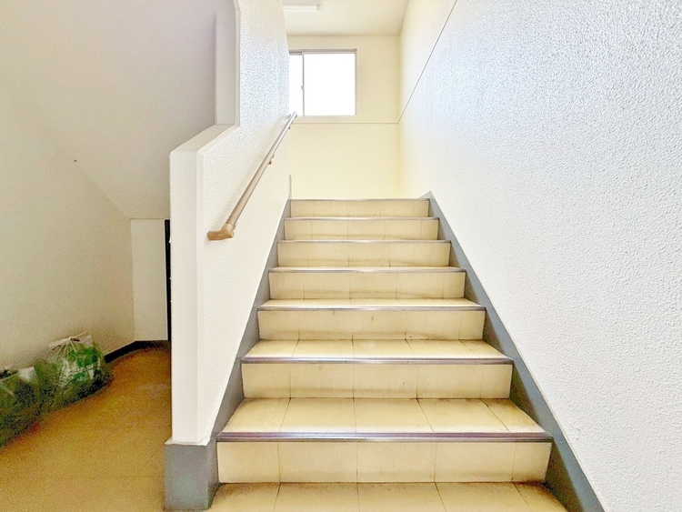 その他 落ち着いた雰囲気の階段。手すりも常設しているので、ゆったりお使いになれます。