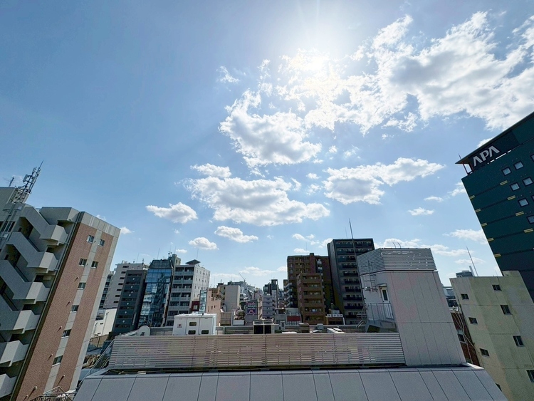 バルコニー 窓を開けると広がる青空。心をリフレッシュして日々を過ごしていきましょう。