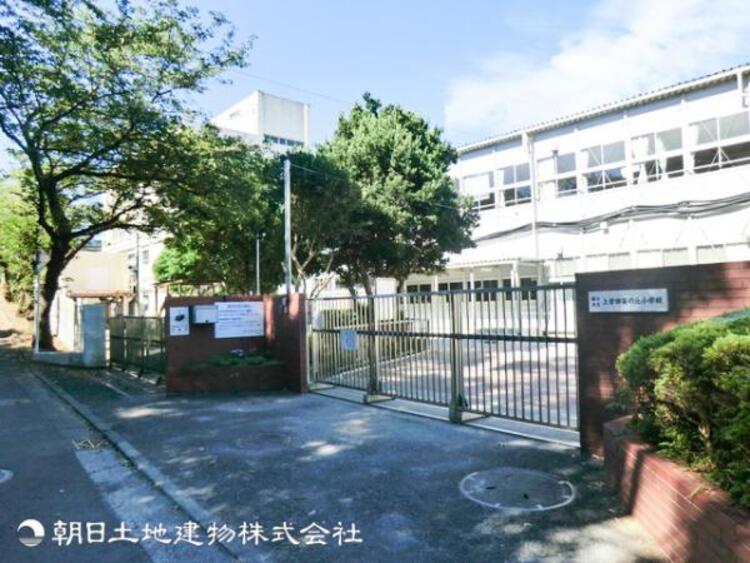 周辺 【上菅田笹の丘小学校】210ｍ　自然豊かな環境と広々とした校地で、子どもがのびのび学べる小学校。地域とのつながりを大切にし、思いやりと主体性を育む教育が行われています。