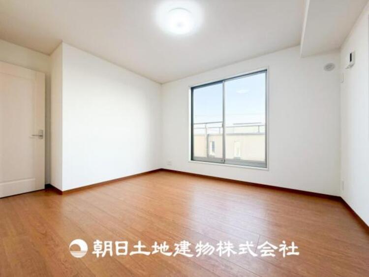 内装 【居室】爽やかな空間演出とセンス良く纏められた室内は良質な寛ぎ空間。そこで暮らす大切な人達のことを考え造りこんだ空間は日々の生活に安らぎを与えてくれます。