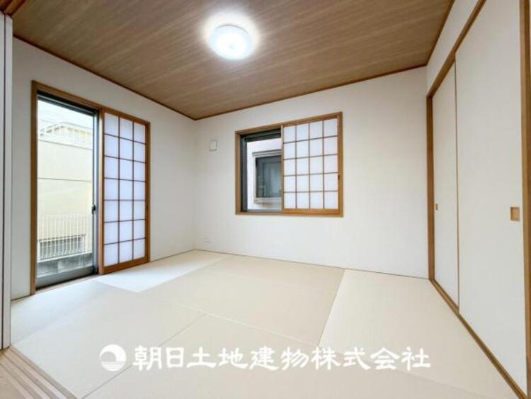 内装 【和室】近年減少傾向にありますが、和室があることで落ち着きと癒しの空間が生まれます。来客時の客室としても利用できますし、お子様のプレイルームやお昼寝に良いお部屋です。