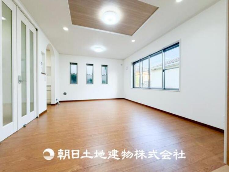 居間 【リビング】1日の中で最も長い時間を過ごすことになるリビングだからこそ、いつも笑顔があふれる空間であるように。広々とした空間から幸せな未来を。
