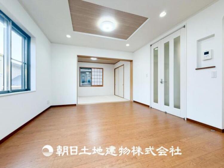 居間 【リビング】大切なご家族、招いた友人と過ごすひと時を溢れる光が優しく包み込む空間。大切な人とともに、心穏やかに過ごすひととき。家族との時間、自分の時間を大切にできる空間を作りました。