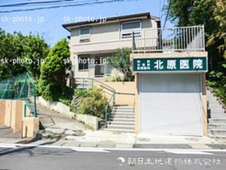 周辺 【北原医院】370ｍ　地域に寄り添う身近な医療機関として、丁寧な診察と温かな対応が魅力の医院。日常の体調管理から相談まで安心して通える存在です。