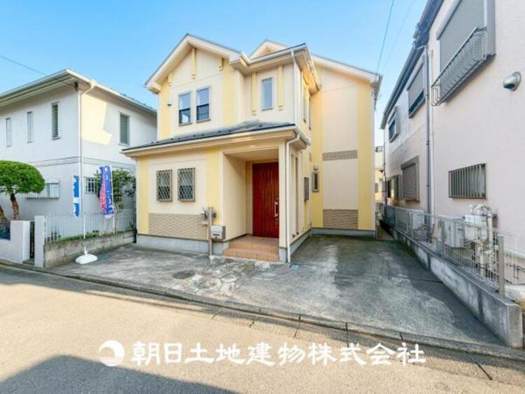 外観 【外観写真】シンプルで洗練された外観が特徴のモダンな一軒家です。直線的なフォルムと落ち着いた色合いが、都会的な雰囲気を演出しています。