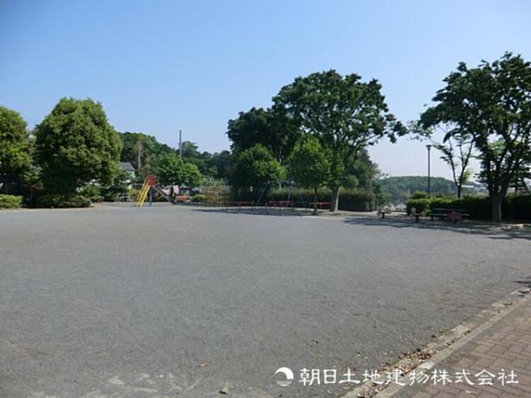 周辺 【上菅田山崎公園】310ｍ　緑に囲まれた静かな環境にあり、遊具と広場がそろう地域の憩いの公園。子どもがのびのび遊べ、散歩や気分転換にも心地よい落ち着いたスポットです。