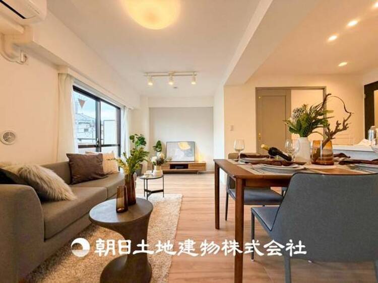 居間 【ダイニング】温かい色合いのフローリングと清々しい爽やかなクロスが明るい空間を創り出しているダイニングキッチン。ゆっくりと過ごす空間に相応しく、ここで楽しむ時間が家族や友人との絆をより深めてくれそうです。
