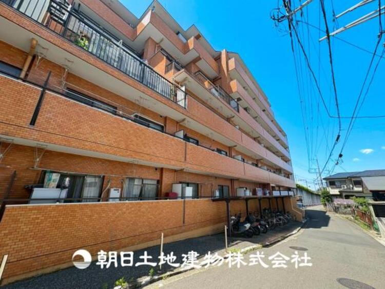 外観 【外観写真】時代の流行ではなく拘りを貫く。シックなカラートーンで街並みに溶け込む外観は、主張し過ぎず、かつ平凡ではない絶妙なバランスで輝きを放ちます。