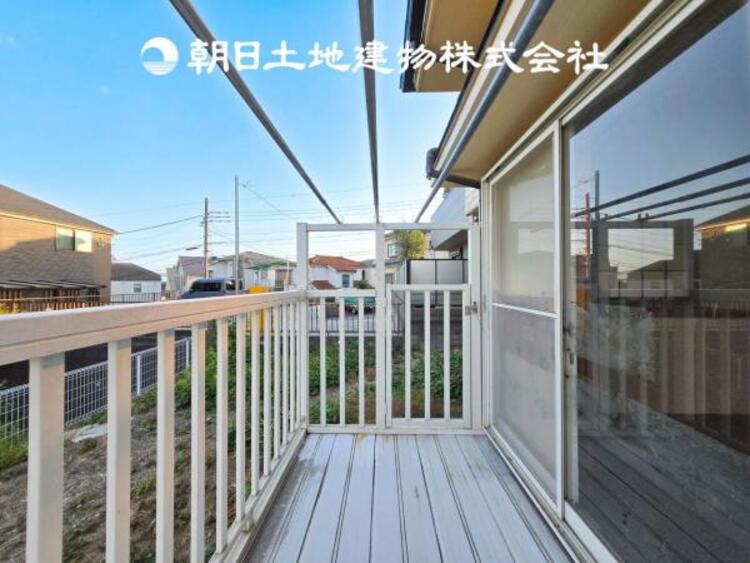 バルコニー 【バルコニー】温かい太陽を感じる事ができるのは、目の前に遮るものが無いから。彼方に広がる風景が絵画のように広がります。
