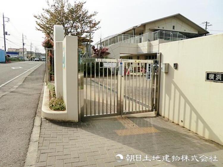 周辺 【みどり保育園】890ｍ　園庭が区内でも有数レベルに広く、元気にのびのびと遊べる環境です。穏やかな周辺環境や安定感のある丁寧な保育が魅力で、０歳児から安心して預けられます。
