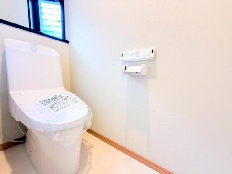 トイレ 【トイレ】ウォシュレット、保温機能付き便座など充実の設備です　お掃除がしやすくストレスフリー！！ 