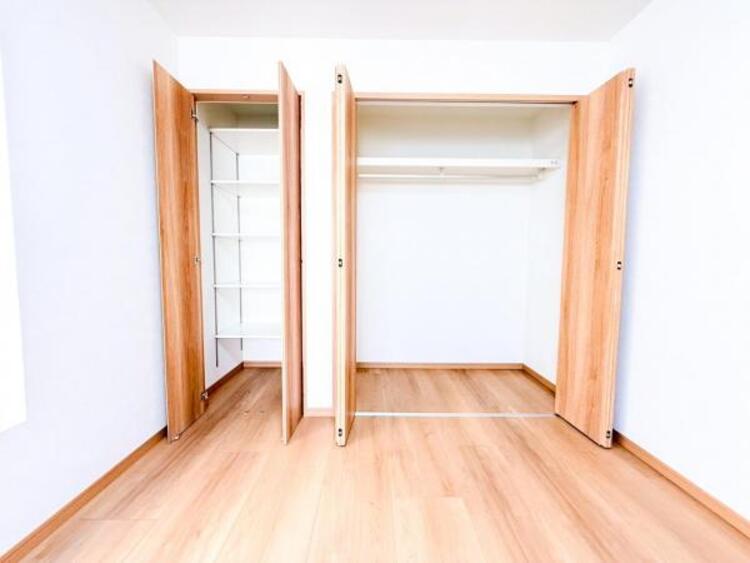 収納 【収納】適材適所に設けた収納は、奥行きもあり多くの物の収納が可能です。扉を閉めるとパッと隠すことができるので、いつでも室内が整理整頓でき気持ちのいい空間として使えます! 