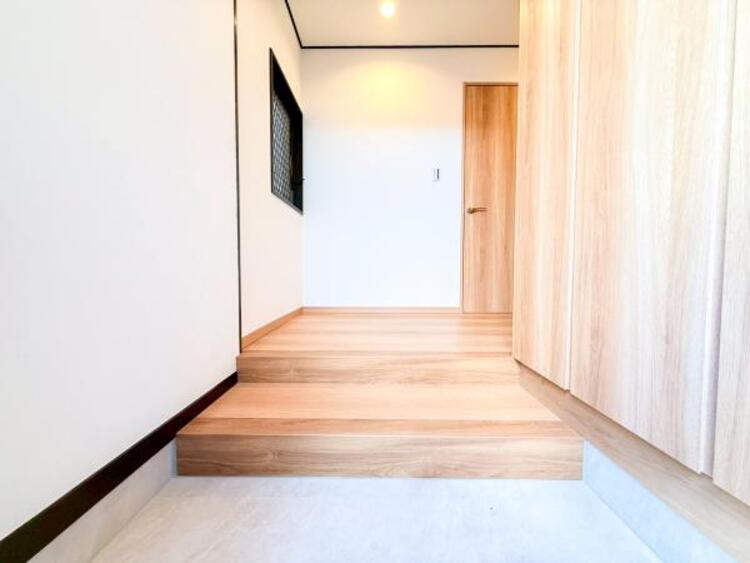 その他 【玄関】お出かけの際に小さなお子様のいるご家庭でもゆったりと靴を履かせて上げることができます。大きな荷物や抱っこしながらでもスムーズに出入り可能なストレスの少ない玄関です。 