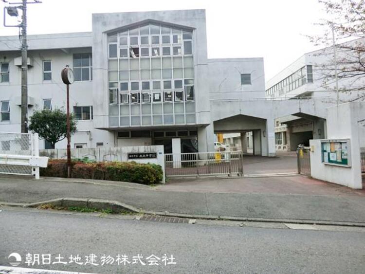 周辺 【上白根北中学校】1000ｍ　2023年に統合し、電子黒板や体育館冷暖房など設備がたいへん整っています。校則が厳しすぎず、部活動も幅広い選択肢があり生徒の自主性を育みます。