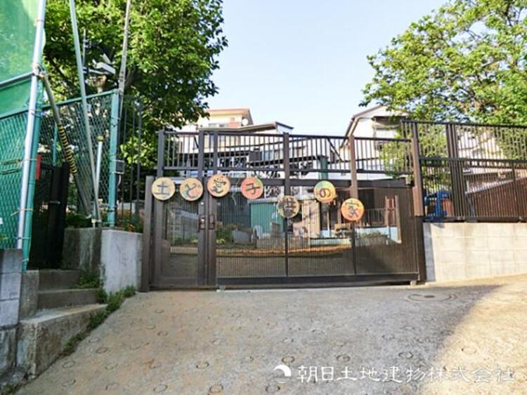 周辺 【土と愛子供の家保育所】590ｍ　土の園庭でどろんこ遊びなどの外遊びや、食育を重視した保育園です。お子様の自主性を尊重する自由度の高い保育スタイルでたくましく成長させます。