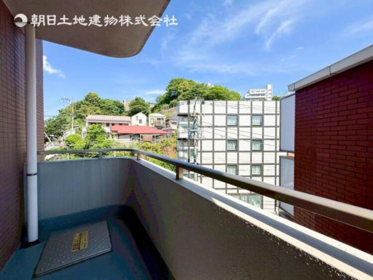 バルコニー 太陽の光と爽やかな風を受けられるバルコニーです。太陽の匂いを感じられそうです！ 
