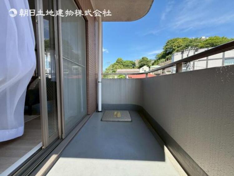 バルコニー 思わず大きく深呼吸したくなるバルコニー！空が青く、近く、広く感じる事が出来ます。