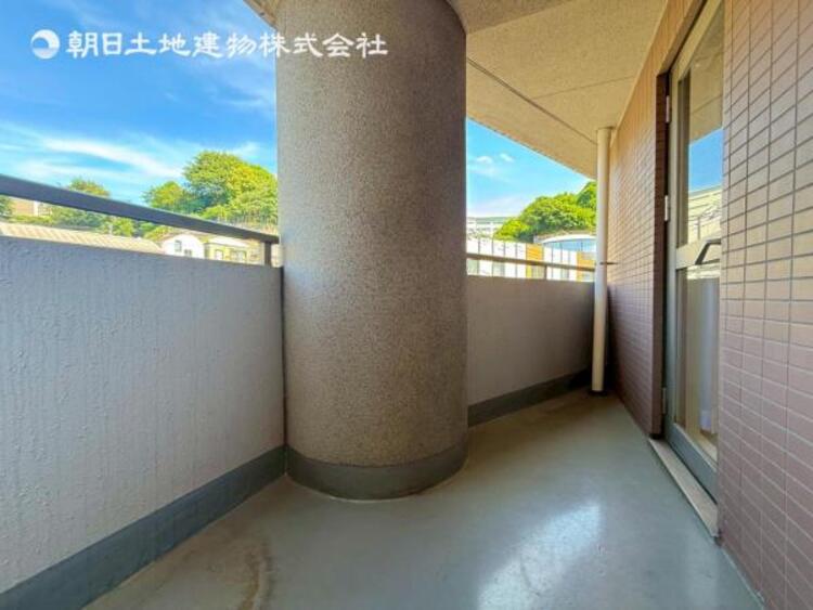 バルコニー 太陽の光と爽やかな風を受けられるバルコニーです。太陽の匂いを感じられそうです！ 
