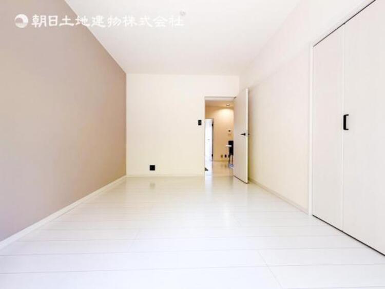 内装 穏やかな寛ぎあじわえるお部屋では有意義な時間がつくれます！！大きな窓からと陽光が注がれる明るい空間！光もアクセントの一つとして。一人時間も充実したものにできるプライベートルームは日々を豊かにします！！ 