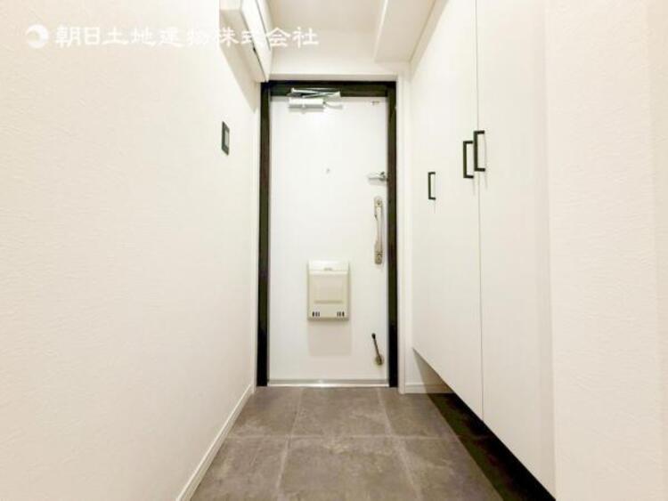 その他 【玄関】明るく広い玄関には収納力に優れたシューズボックス。　靴をスッキリと整頓することができます。 