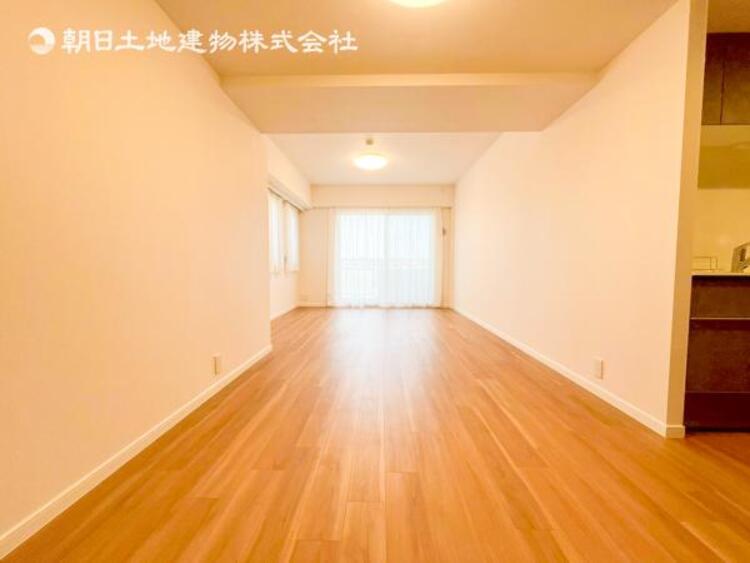 居間 リビングにあふれる採光と心地よい風のつどう調和された空間！！生活を彩る充実した日々が過ごせそうです。家族の滞在期間が長くなることを予測して、設計士が思いと工夫をこらした自慢のリビングダイニング！！！ 