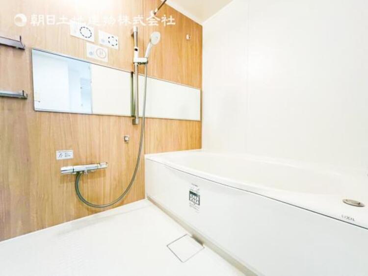 風呂 【浴室】使いやすい最新システムバスににリフォーム済みです。ご入居時から気持ちよくお使いいただけます。 