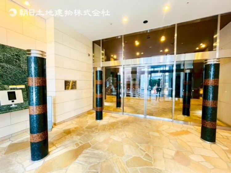 エントランス 【エントランス】重厚感の溢れるエントランスはマンションの顔！帰宅時、来客時に誇れる空間を演出します！ 
