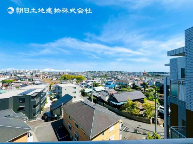 その他 【バルコニー】思わず大きく深呼吸したくなるバルコニー！空が青く、近く、広く感じる事が出来ます。 