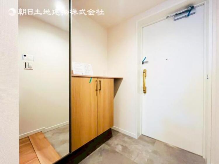 その他 【玄関】明るく広い玄関には収納力に優れたシューズボックス。　靴をスッキリと整頓することができます。 