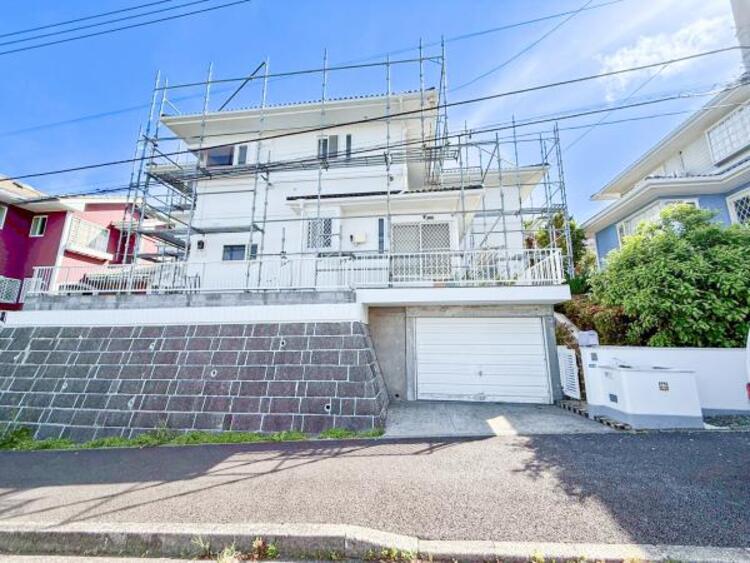 外観 緑に恵まれたエリアで、自然に包まれた穏やかな暮らしを実現！！緑の潤いを感じながらホッと生活できそう。四季の移り変わりを感じられる贅沢な空間で、暮らしの夢を育む、あらたな住生活をスタートしてみませんか？ 