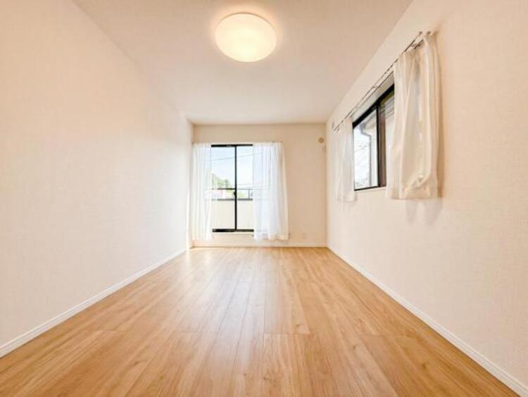内装 穏やかな寛ぎあじわえるお部屋では有意義な時間がつくれます！！大きな窓からと陽光が注がれる明るい空間！光もアクセントの一つとして。一人時間も充実したものにできるプライベートルームは日々を豊かにします！！ 