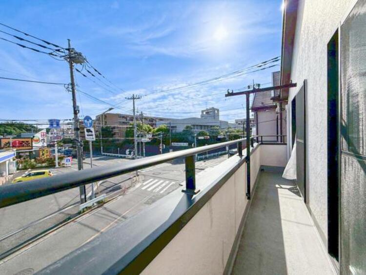その他 【バルコニー】思わず大きく深呼吸したくなるバルコニー！空が青く、近く、広く感じる事が出来ます。 