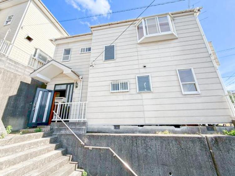 外観 緑に恵まれたエリアで、自然に包まれた穏やかな暮らしを実現！！緑の潤いを感じながらホッと生活できそう。四季の移り変わりを感じられる贅沢な空間で、暮らしの夢を育む、あらたな住生活をスタートしてみませんか？ 