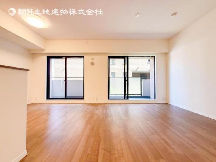 居間 開放感とプライベート感が見事に両立されたリビングダイニング！通常では相反するファクターがともにそろうと極上のくつろぎ空間が生まれます。だれにも譲りたくない至福の空間で過ごす日々は生活をより豊かにします 